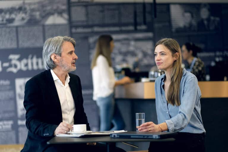 Ein Mann und eine Frau unterhalten sich in einem Bistro